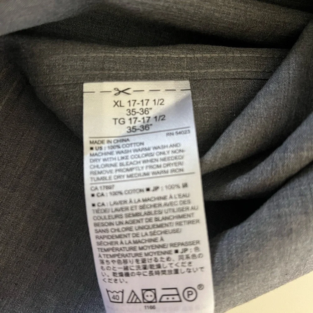 Banana Republic Men's gray button down Shirt. XL